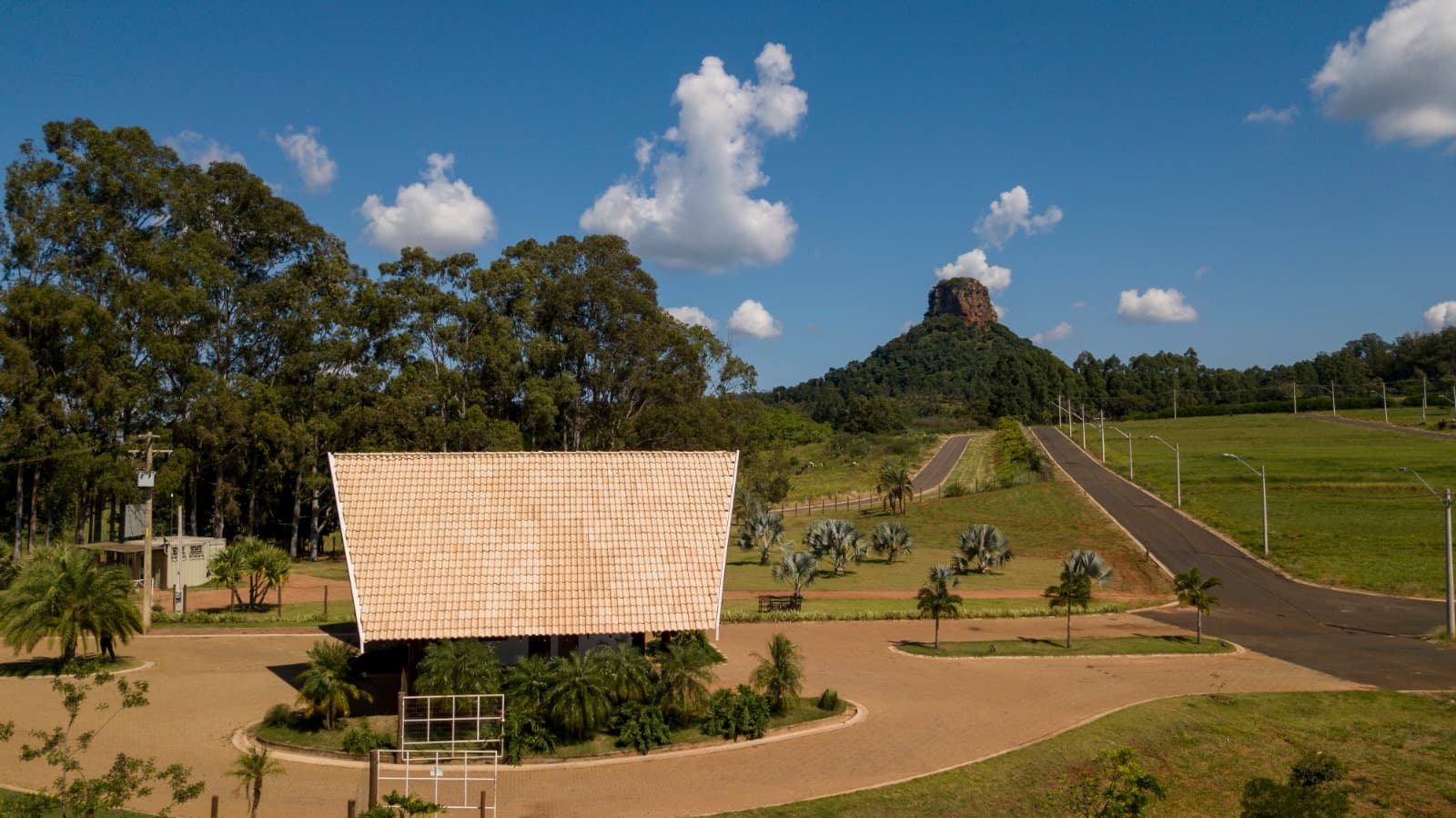 Morro do Cuscuzeiro viewed from Cuscoville